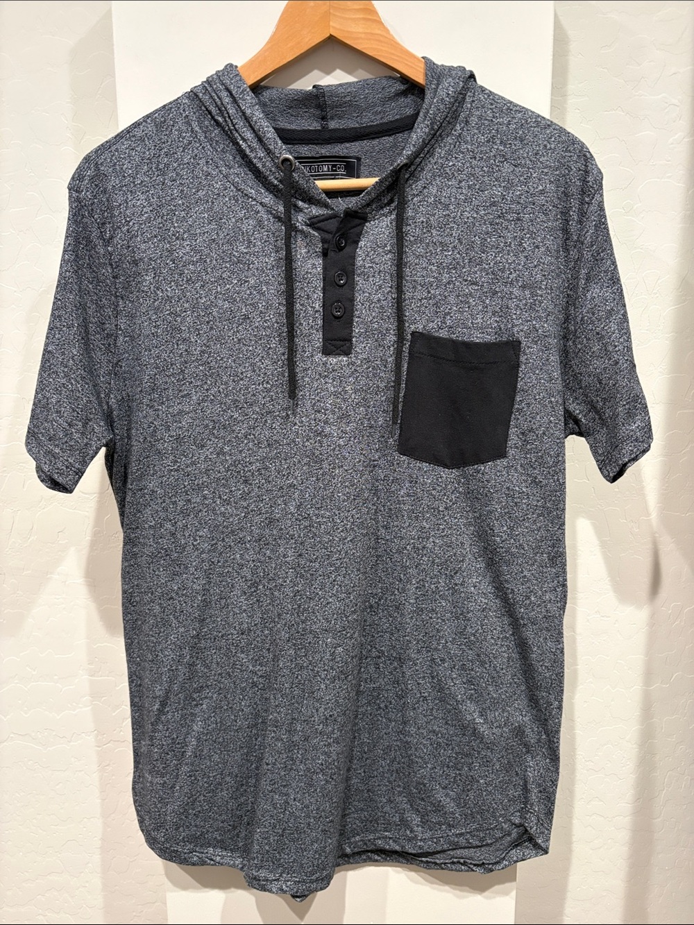 Men's Charcoal Hooded Short-Sleeve Henley with Black Pocket